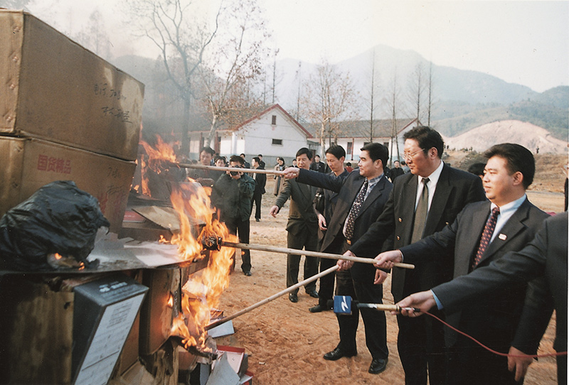 1999年12月15日，奥康集团董事长王振滔在杭州火烧假冒温州鞋，洗雪温州多年耻辱。_副本.jpg